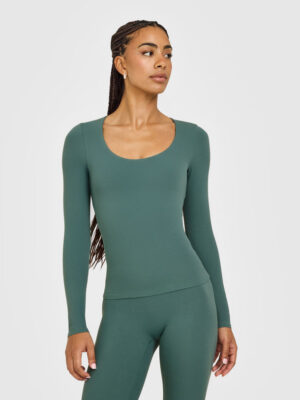 SOFTMOTION SCOOP NECK LONG SLEEVE TOP WITH BUILT IN BRA SHELF WITH WHITE LOGO