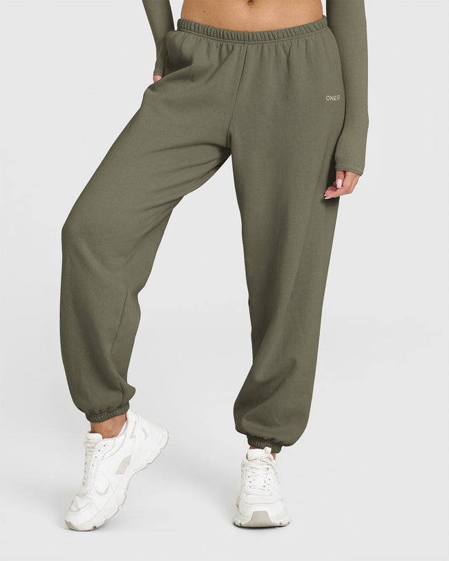 241010_SOFTMOTION_MID-WEIGHT_LOUNGE_JOGGER_ALPINEGREEN_PDP_1440x1800_01_650x.jpg