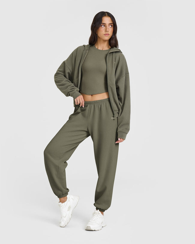 241010_SOFTMOTION_MID-WEIGHT_LOUNGE_JOGGER_ALPINEGREEN_PDP_1440x1800_03_650x.jpg