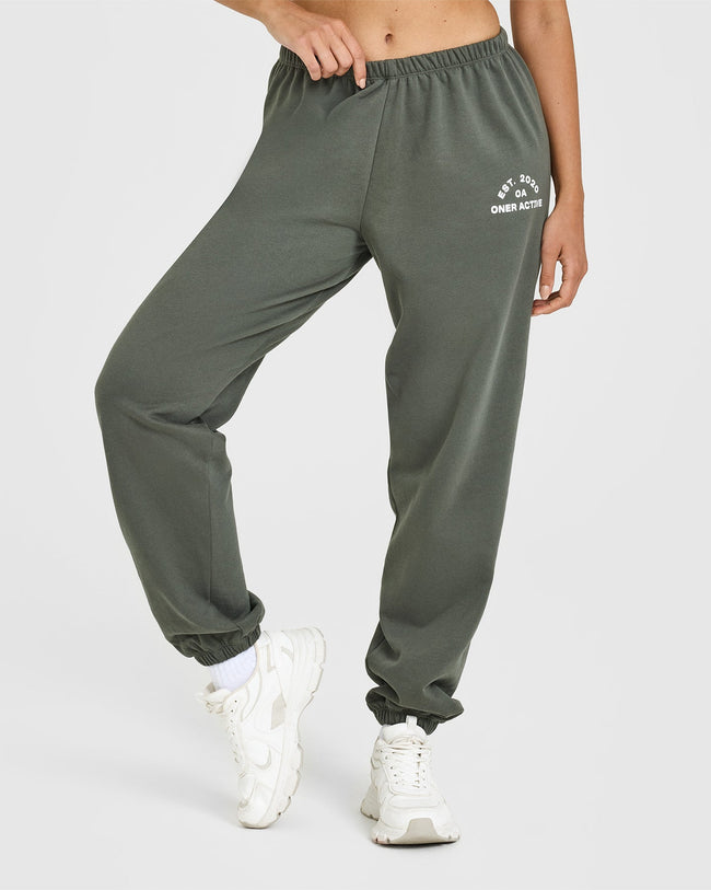 250306_BEYOND_MOVEMENT_LIGHTWEIGHT_JOGGERS_PRINTED_GRAPHIC_DARKKHAKI_PDP_1440x1800_01_650x.jpg