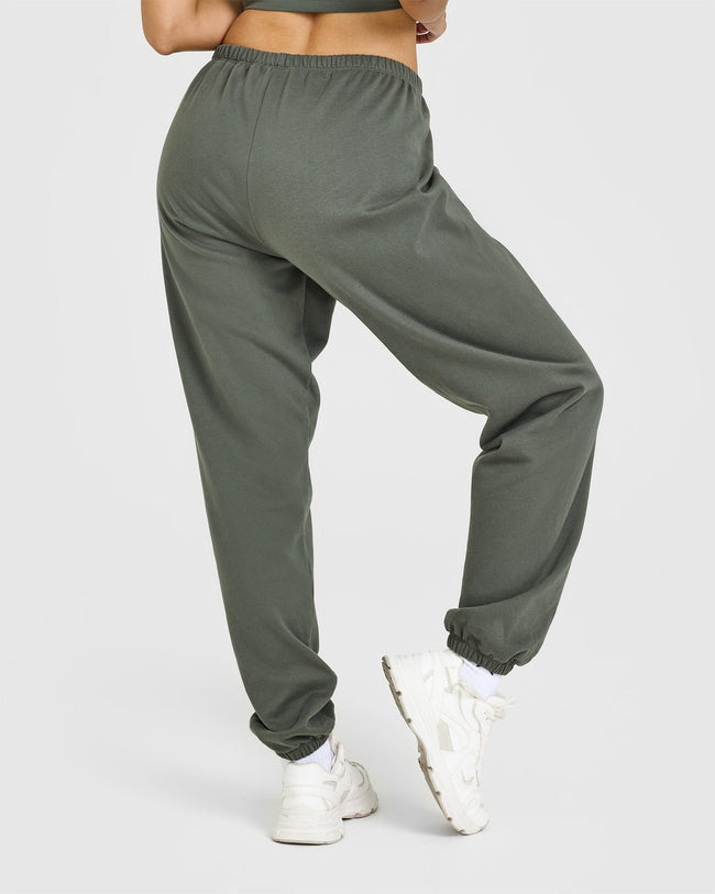250306_BEYOND_MOVEMENT_LIGHTWEIGHT_JOGGERS_PRINTED_GRAPHIC_DARKKHAKI_PDP_1440x1800_02_650x.jpg