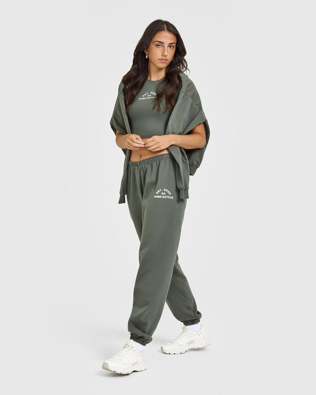 250306_BEYOND_MOVEMENT_LIGHTWEIGHT_JOGGERS_PRINTED_GRAPHIC_DARKKHAKI_PDP_1440x1800_03_650x.jpg