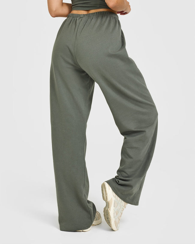 250306_BEYOND_MOVEMENT_LIGHTWEIGHT_STRAIGHT_LEG_JOGGERS_PRINTED_GRAPHIC_DARKKHAKI_PDP_1440x1800_02_650x.jpg