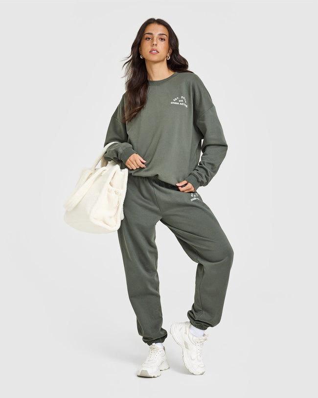250306_BEYOND_MOVEMENT_LIGHTWEIGHT_SWEATSHIRT_PRINTED_GRAPHIC_DARKKHAKI_PDP_1440x1800_03_650x.jpg