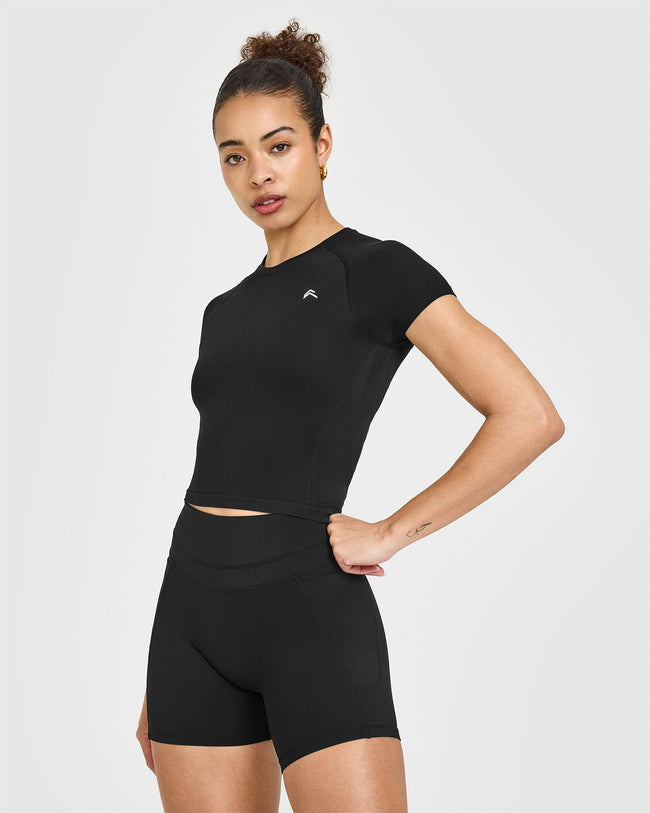 250409_HYBRID_GO_TO_SEAMLESS_FITTED_MID_TOP_BLACK_PDP_1440x1800_01_650x.jpg