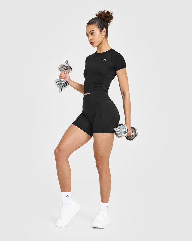 250409_HYBRID_GO_TO_SEAMLESS_FITTED_MID_TOP_BLACK_PDP_1440x1800_03_650x.jpg