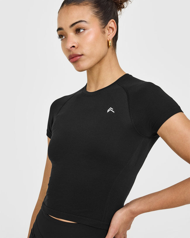 250409_HYBRID_GO_TO_SEAMLESS_FITTED_MID_TOP_BLACK_PDP_1440x1800_05_650x.jpg