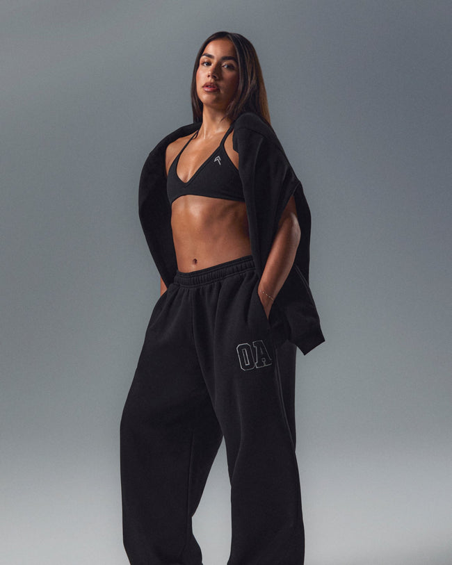 ACCENTUATE_ENHANCELIFT_SEAMLESS_MINIMAL_HALTER_NECK_BRALETTE_BLACK_PAUSE_RECHARGE_SOFTMOTION_HIGH_WAISTED_CAPRI_PANTS_BLACK_250718_PDP_1440x1800_02_650x.jpg