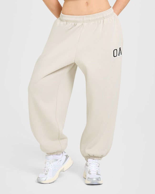 BAU_GRAPHIC_INJECT_FOUNDATIONS_OVERSIZED_GIRLFRIEND_JOGGERS_SAND_250930_PDP_1440x1800_01_650x.jpg