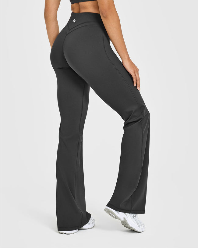 BAU_UNIFIED_WRAP_FLARED_BOTTOMS_WHITE_LOGO_COAL_250714_PDP_1440x1800_02_650x.jpg