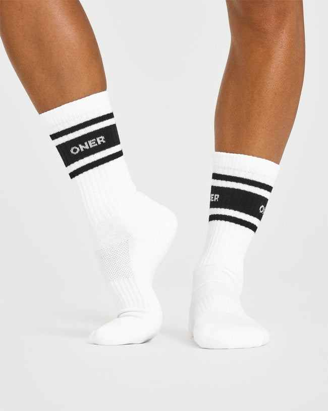 STRONGYETSOFT_VARSITY_LONG_CREW_SOCKS_2-PACK_BLACK_250728_PDP_1440x1800_03_650x.jpg
