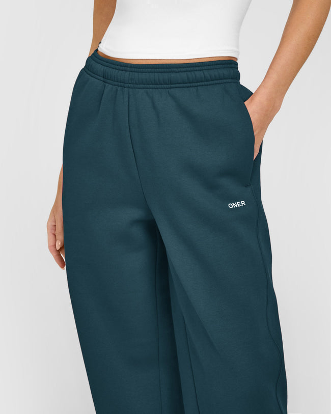 WINTER_SEASONAL_FOUNDATIONS_JOGGERS_OILBLUE_250915_PDP_1440x1800_05_8a9cfc03-3b50-447a-8089-819d74cc2e0d_650x.jpg